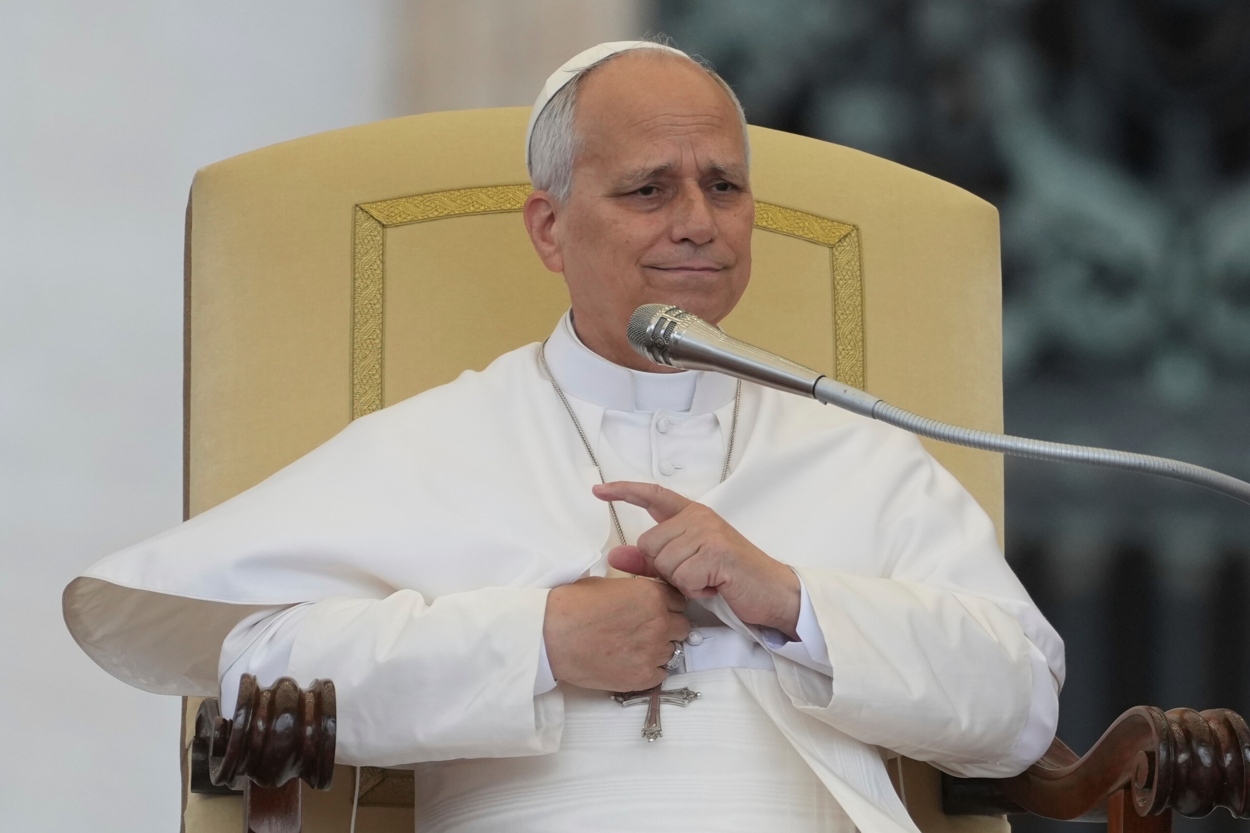 le pape leon xiv leglise est appelee a donner la parole aux invisibles et a defendre la dignite des personnes scaled