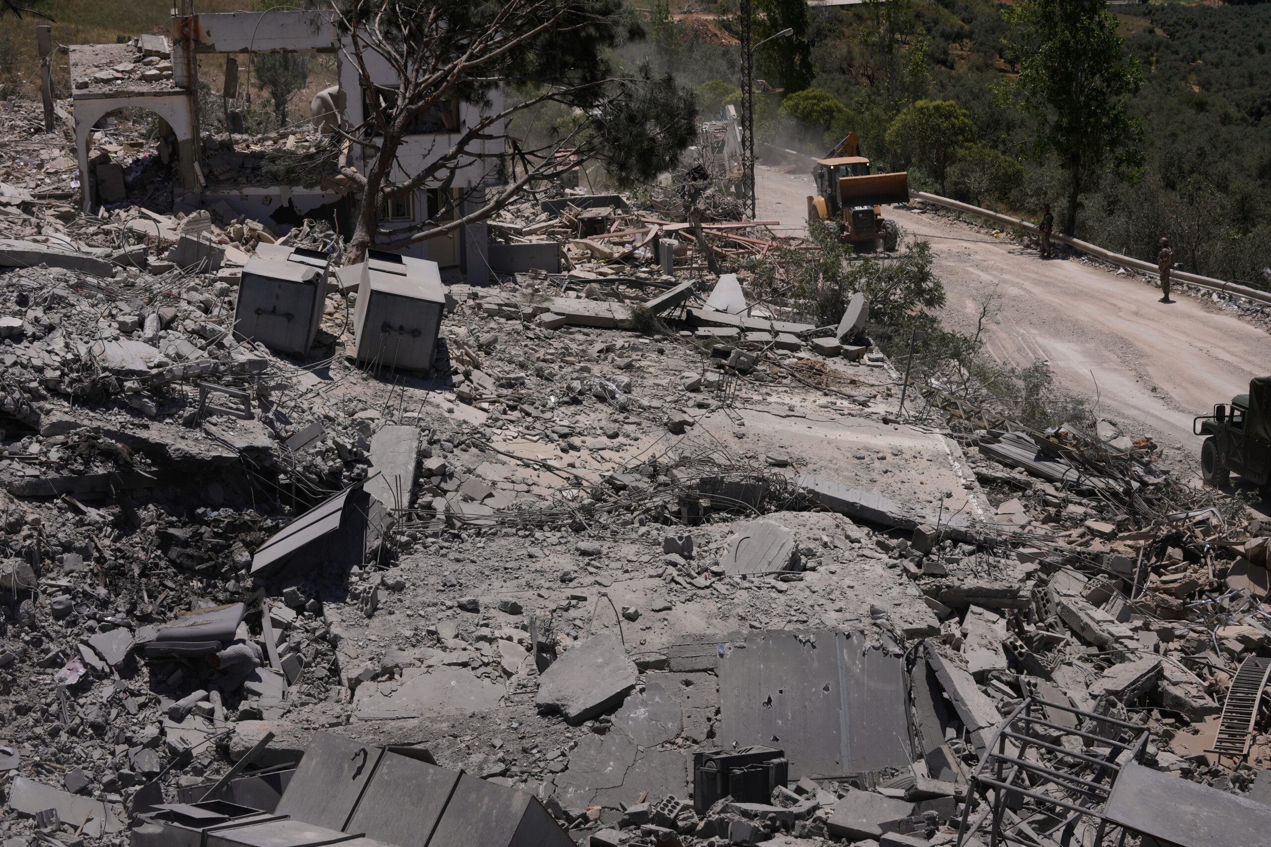 idf deux roquettes tirees par le hezbollah vers le nord disrael ont ete interceptees scaled