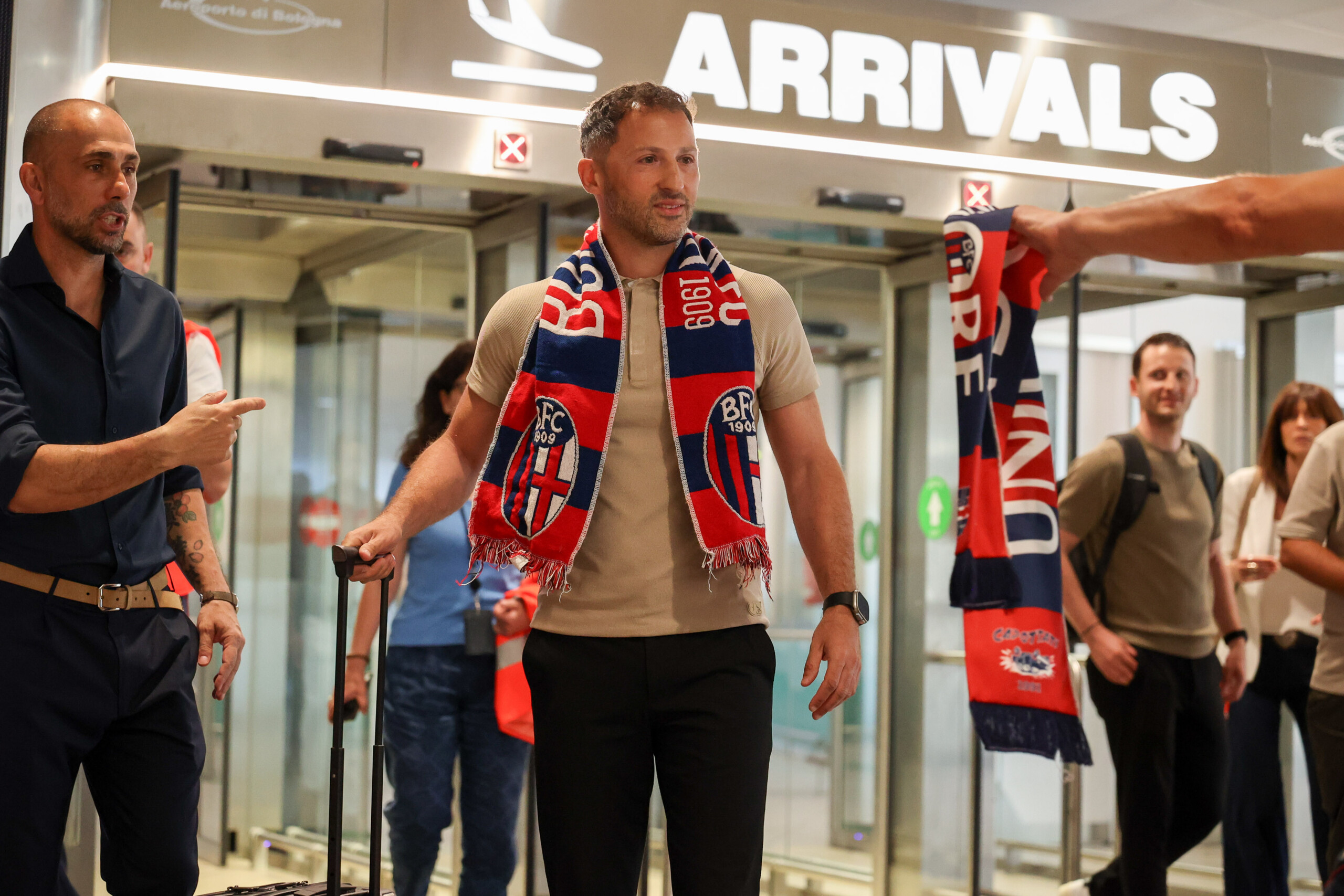Football : Tedesco est arrivé à Bologne, selfies et autographes à l'aéroport 1 football tedesco est arrive a bologne selfies et autographes a laeroport scaled