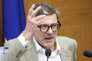 ue giorgetti les crises sont un frein il faut changer de cap en placant la politique au centre