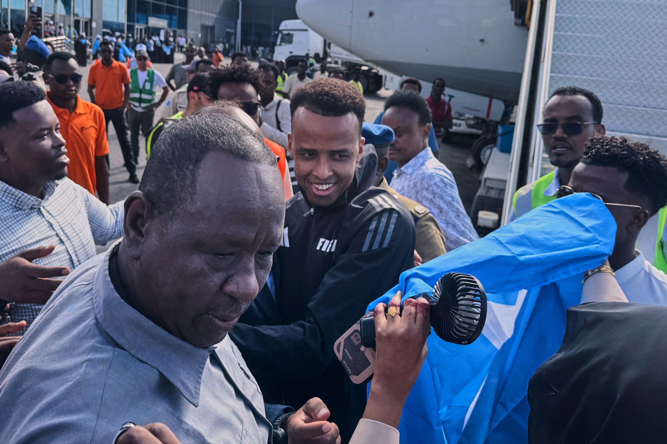 Coupe du monde 2026 : un arbitre somalien rentre chez lui, accueilli par une foule à Mogadiscio 1 coupe du monde 2026 un arbitre somalien rentre chez lui accueilli par une foule a mogadiscio scaled