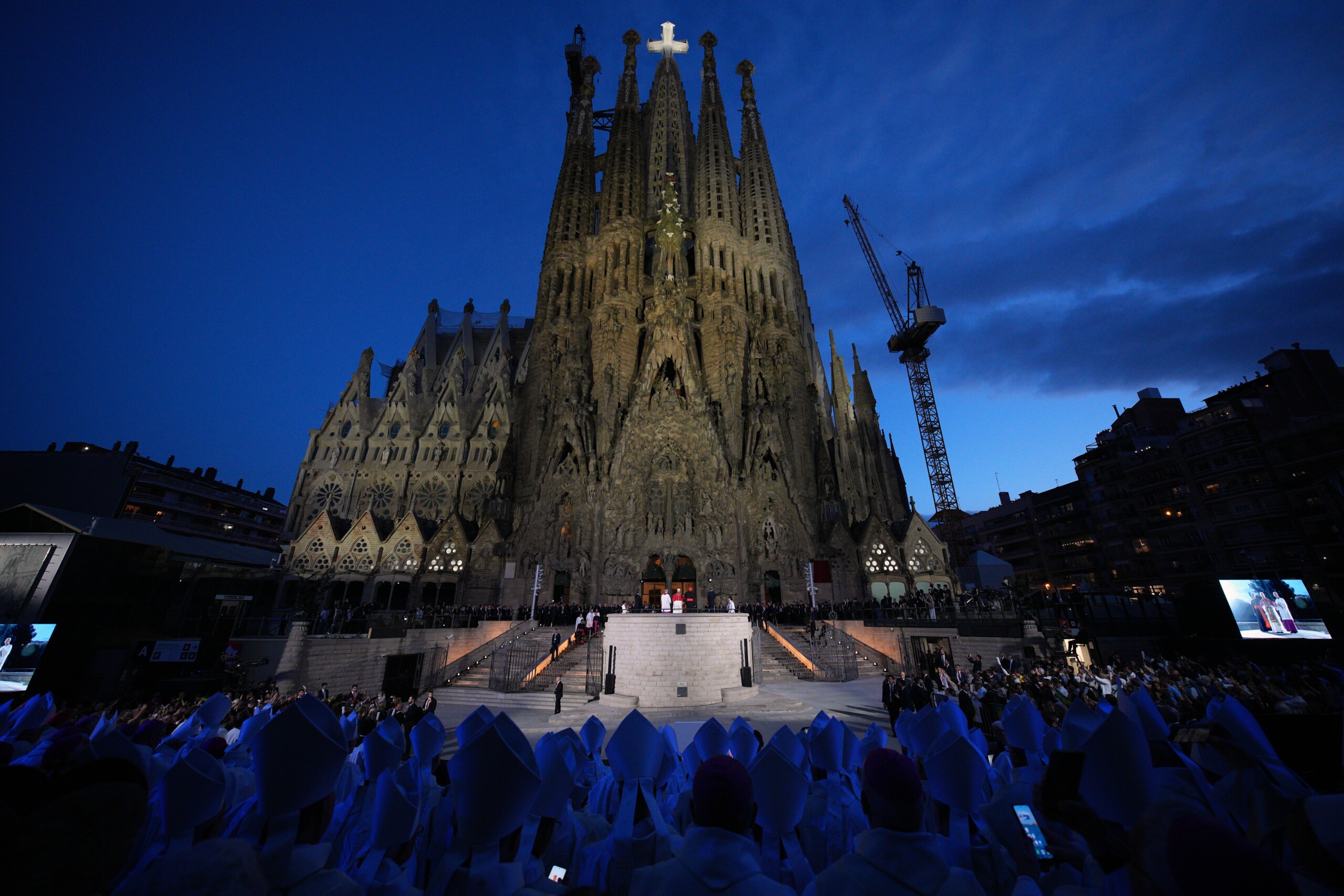espagne le pape benit la tour jesus christ la plus haute de la sagrada familia scaled