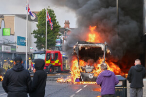 irlande du nord manifestations anti immigres des bus et des poubelles incendies a belfast