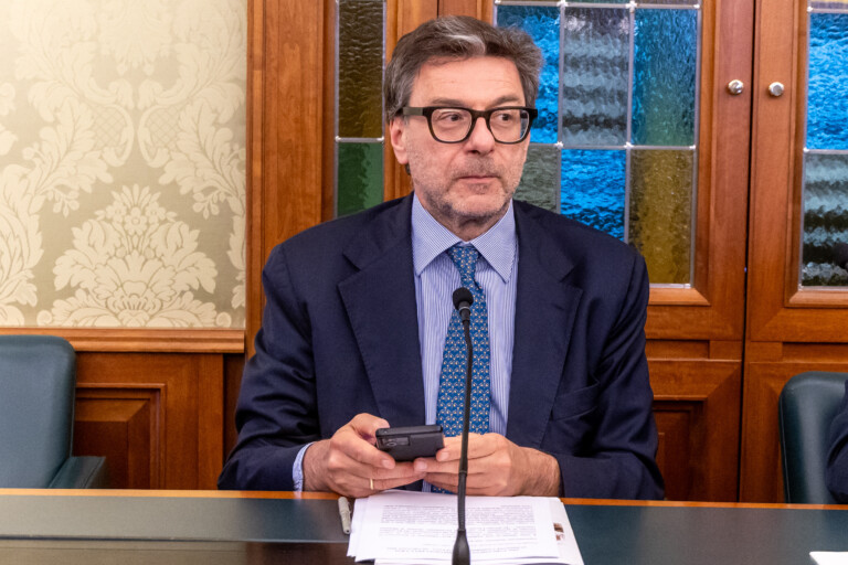 mps giorgetti nous devons nous retirer de toutes les banques nous evaluerons qui nous offre le plus
