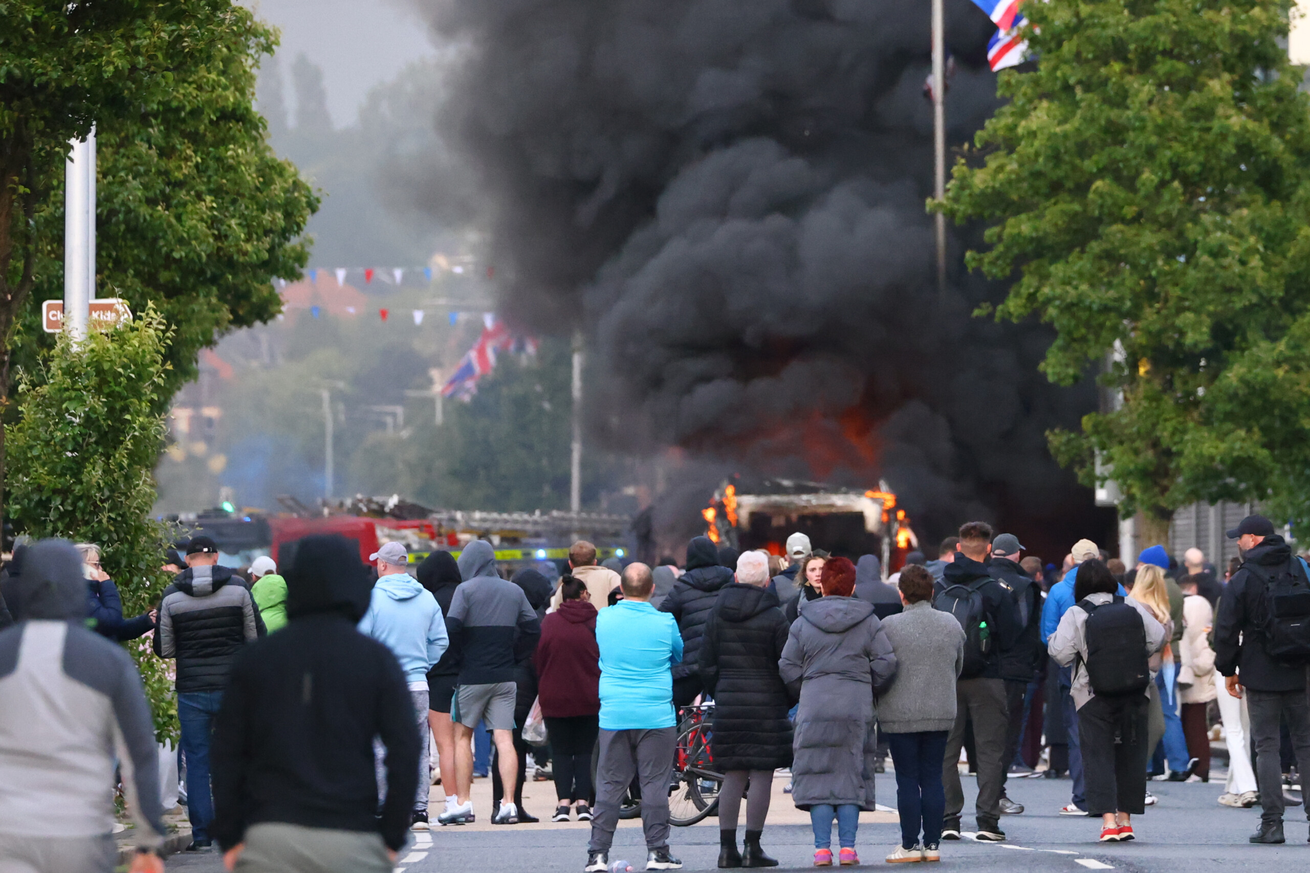royaume uni deux policiers blesses lors de manifestations a belfast scaled