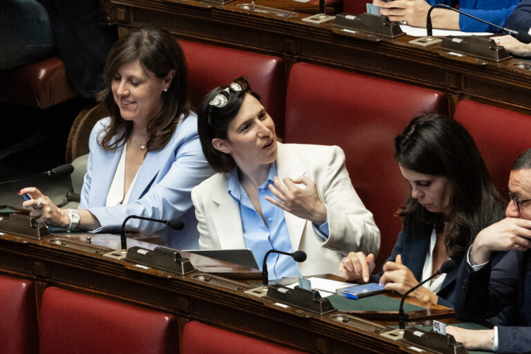gouvernement schlein a meloni assez de mensonges et de propagande le pays est a larret