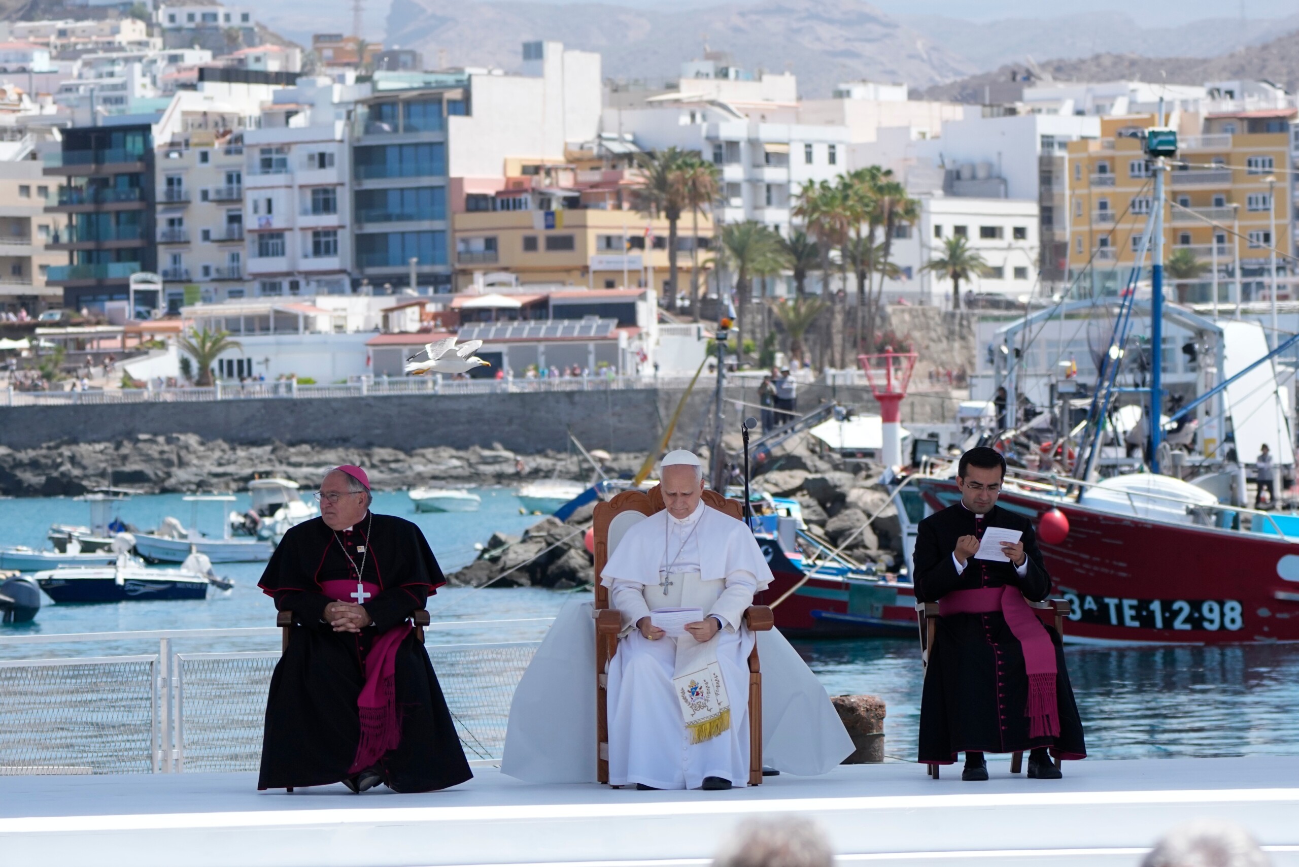 migrants le pape est arrive au quai de la honte a gran canaria avec sanchez scaled