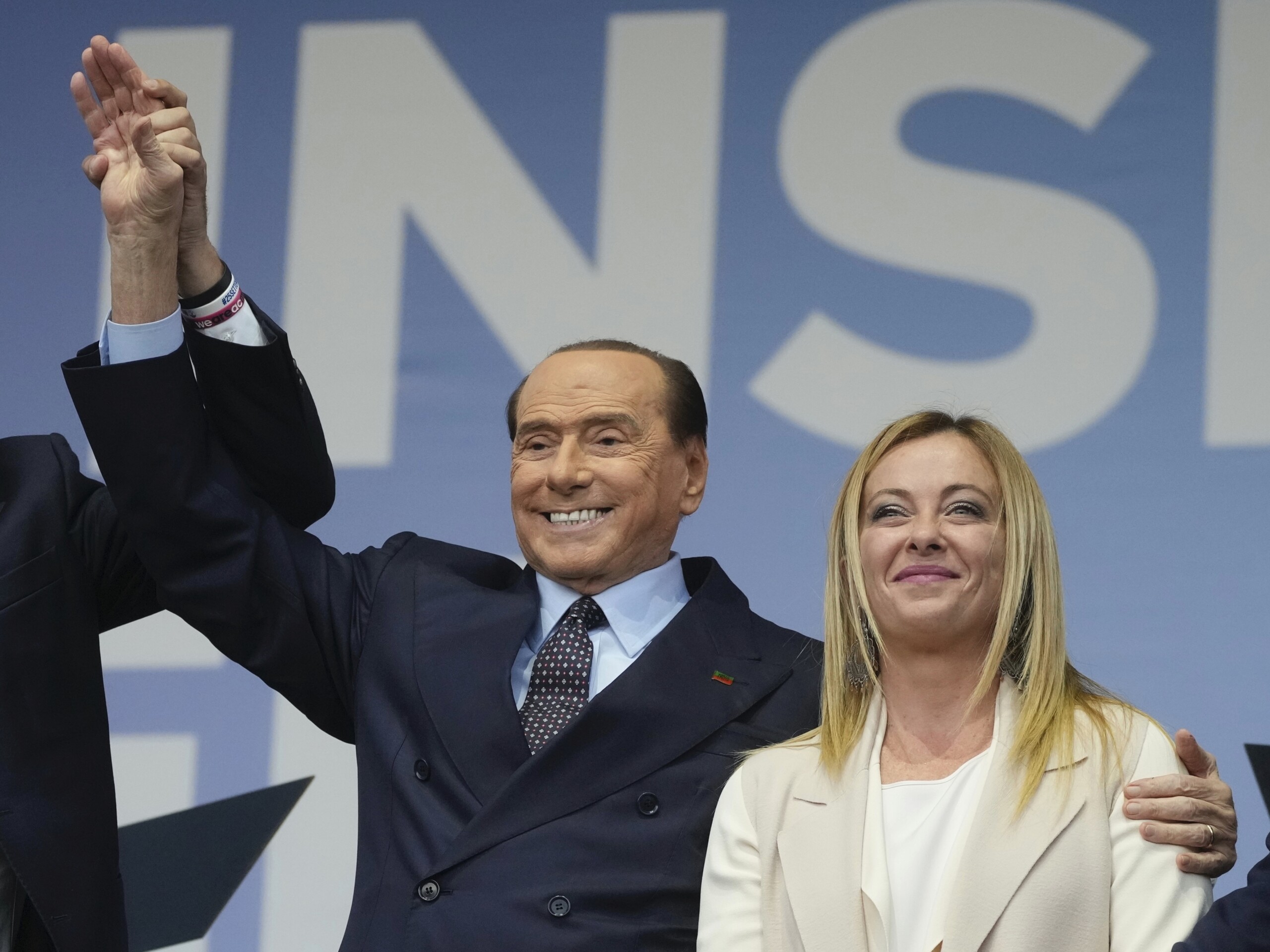 Berlusconi, Meloni : « Un acteur incontournable, un parcours politique qui se poursuit » 1 berlusconi meloni un acteur incontournable un parcours politique qui se poursuit scaled