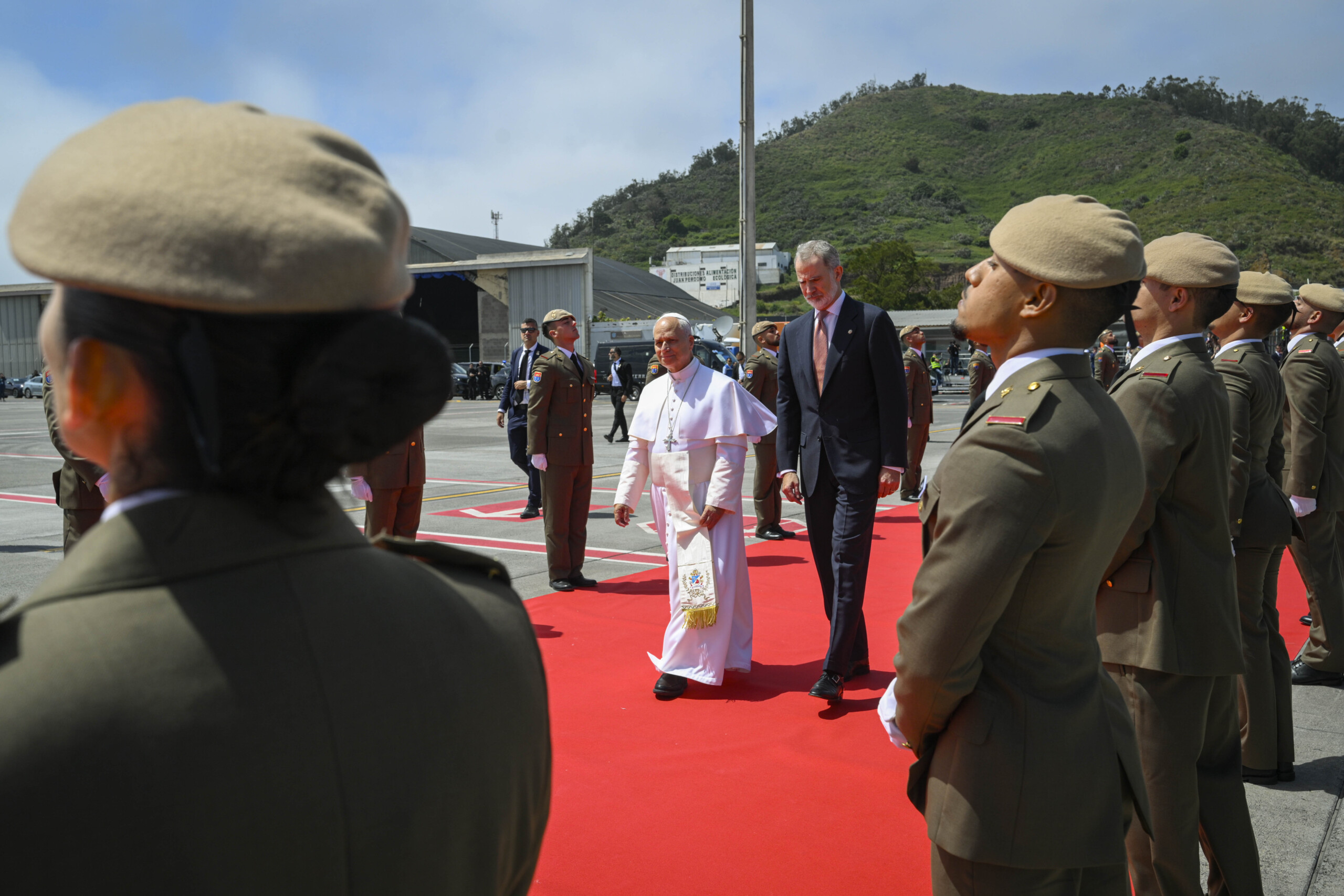 Espagne : le pape Léon XIV a débarqué de l'avion ; le décollage de Ténérife a été suspendu en raison d'un problème technique 1 espagne le pape leon xiv a debarque de lavion le decollage de tenerife a ete suspendu en raison dun probleme technique scaled