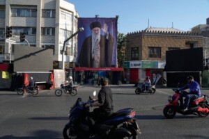 iran les funerailles de khamenei debuteront le 4 juillet il sera inhume a mashhad le 9
