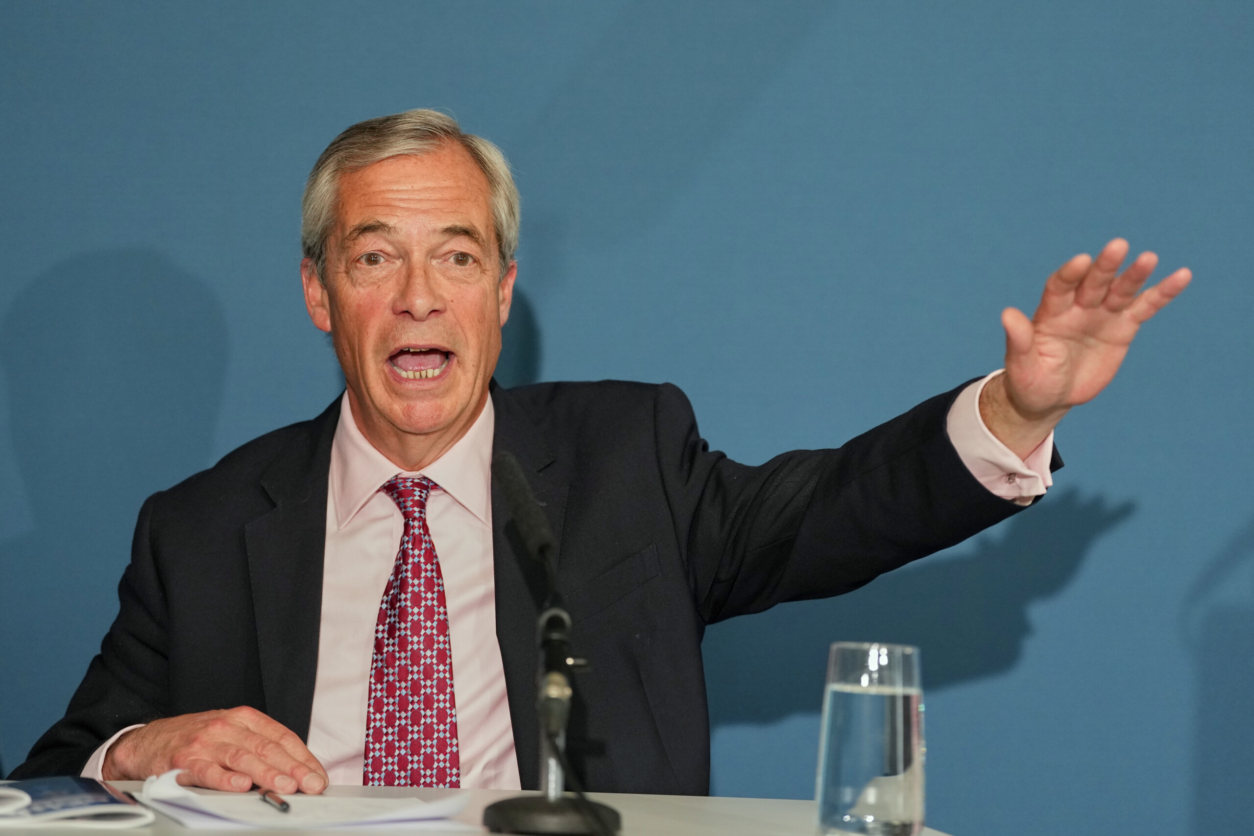 royaume uni farage les manifestations a belfast ne sont quun debut les blancs sont victimes de discrimination scaled