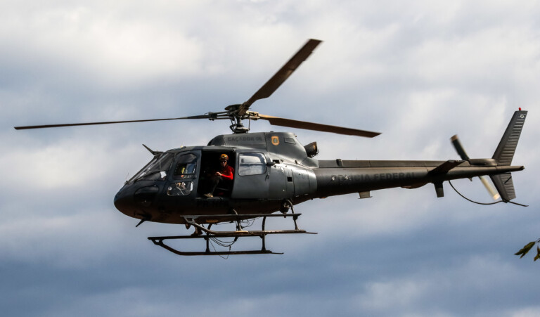 bresil deux helicopteres entrent en collision en vol a rio six morts